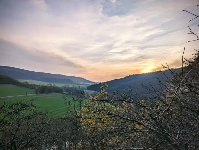 Foto: ein Blick in die Ferne: Wald und Hügel im Sonnenuntergang Foto: ein Blick in die Ferne: Wald und Hügel im Sonnenuntergang